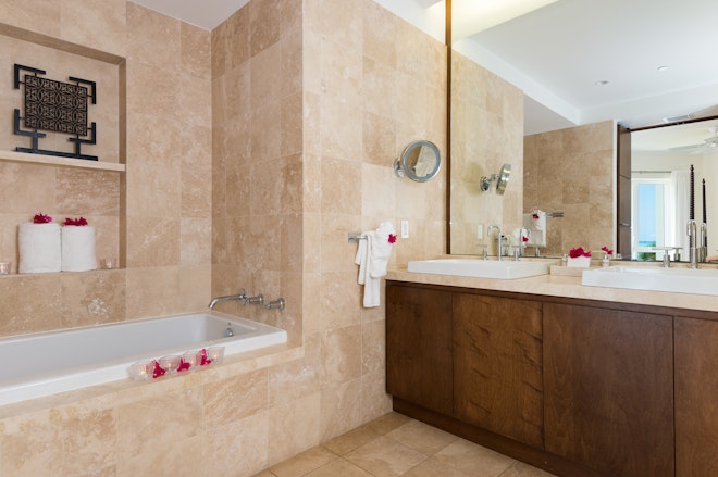 Ocean Front Luxury 1 Bedroom Suite - Master Bathroom