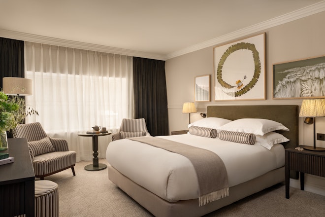 Deluxe Queen Room Bedroom