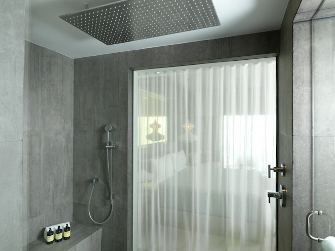 Ultimate ME+ Suite - Bathroom
