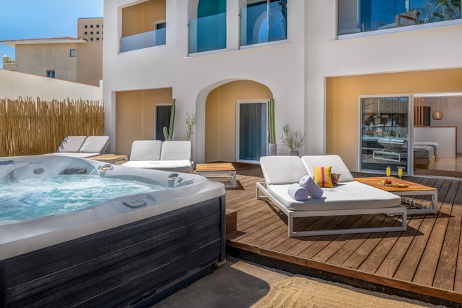 Superior ME+ with Social Jacuzzi - Deck