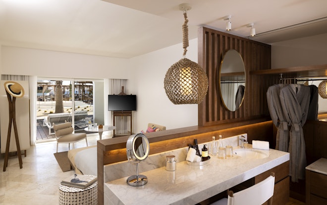 Superior ME+ with Social Jacuzzi - Bedroom