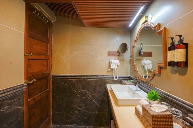 Classic Room - Bathroom
