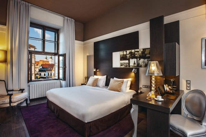 Deluxe King City View - Bedroom