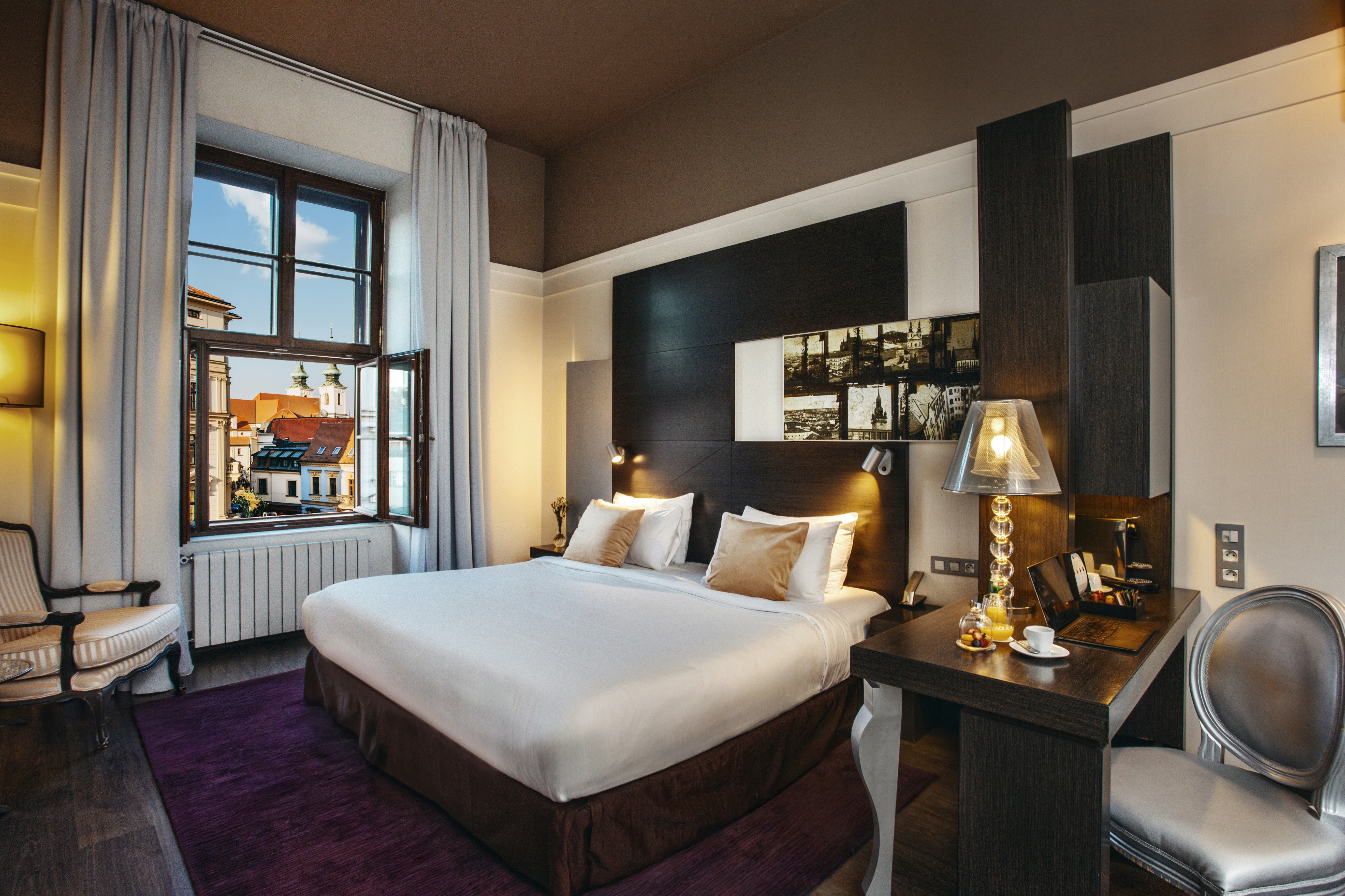 Deluxe King City View - Bedroom