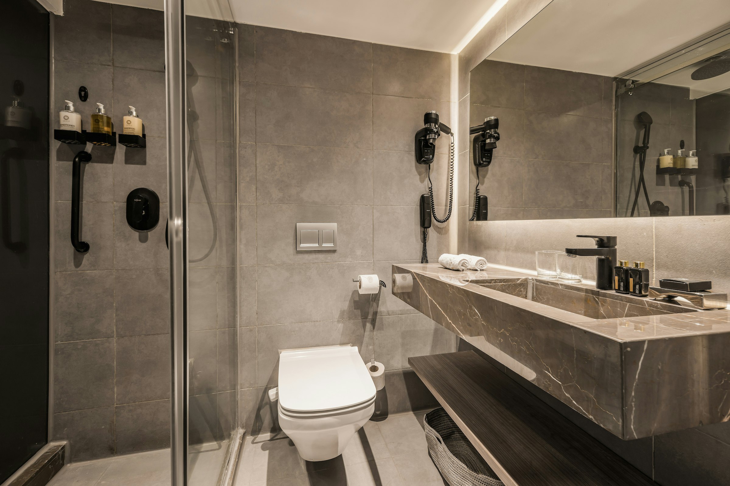 Luxury Cabin - Bathroom