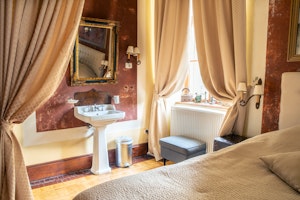 New Castle Chamber Room - Bedroom