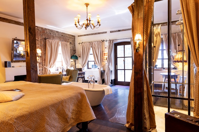 Machine House Fireplace Suite - Bedroom