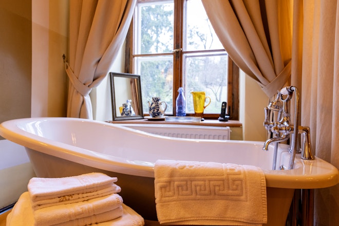 New Castle Chamber Room - Bathtub