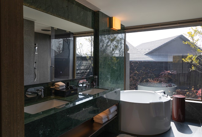 Deluxe Courtyard Camping Suite - Bathroom
