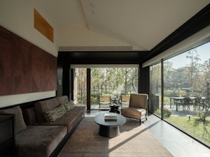 Deluxe Courtyard King - Living Area