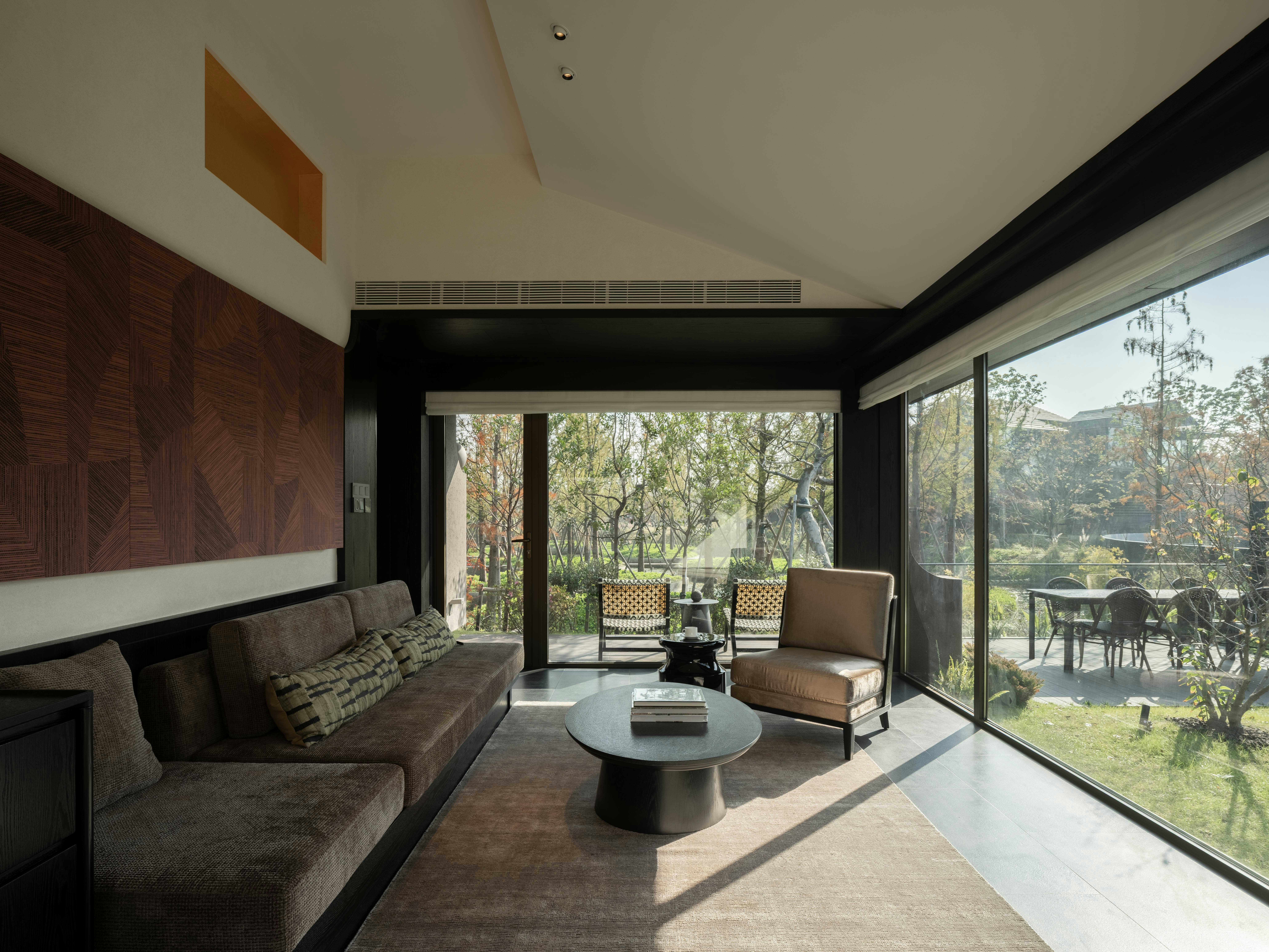 Deluxe Courtyard King - Living Area