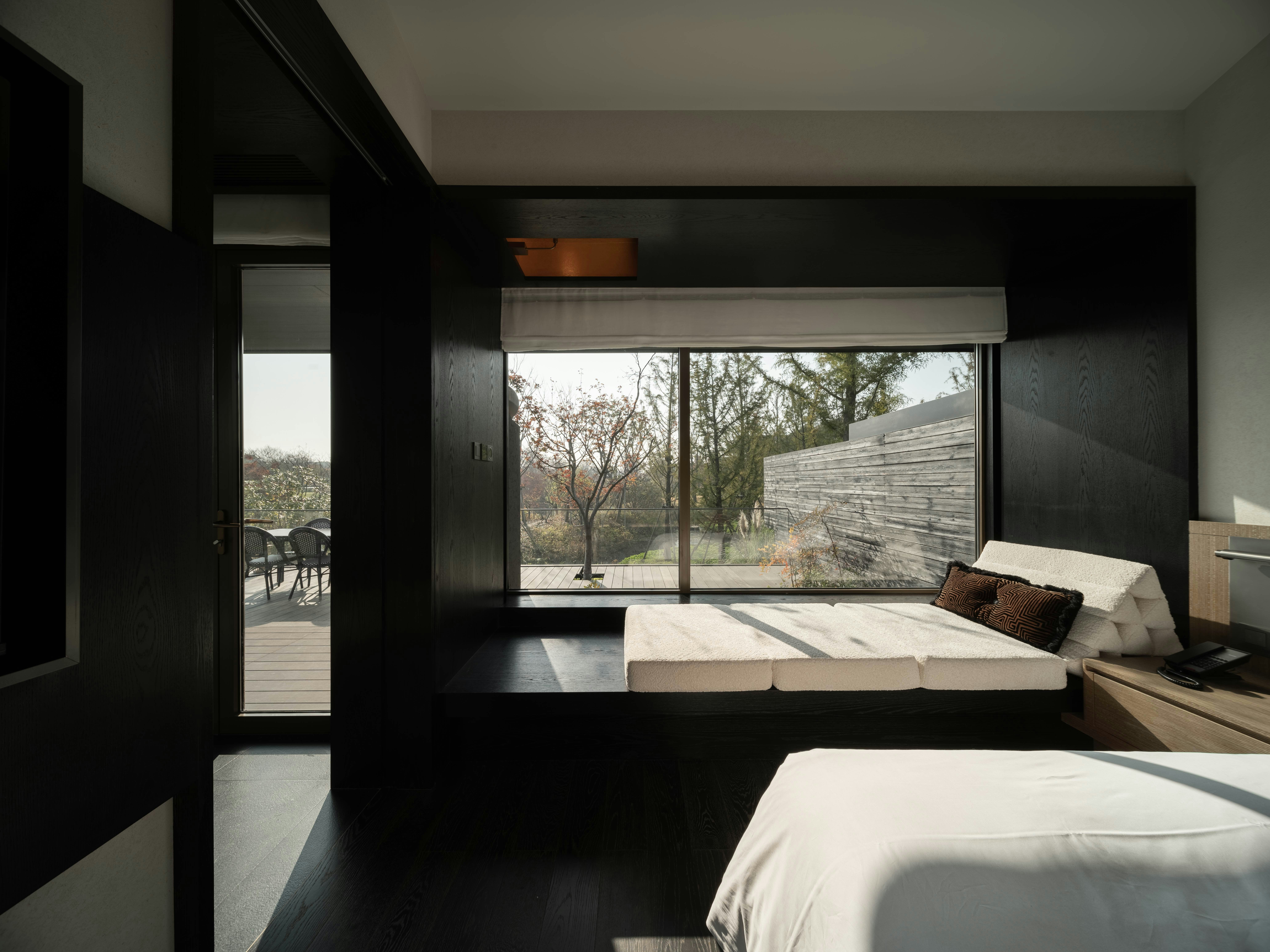 Deluxe Courtyard King - Bedroom