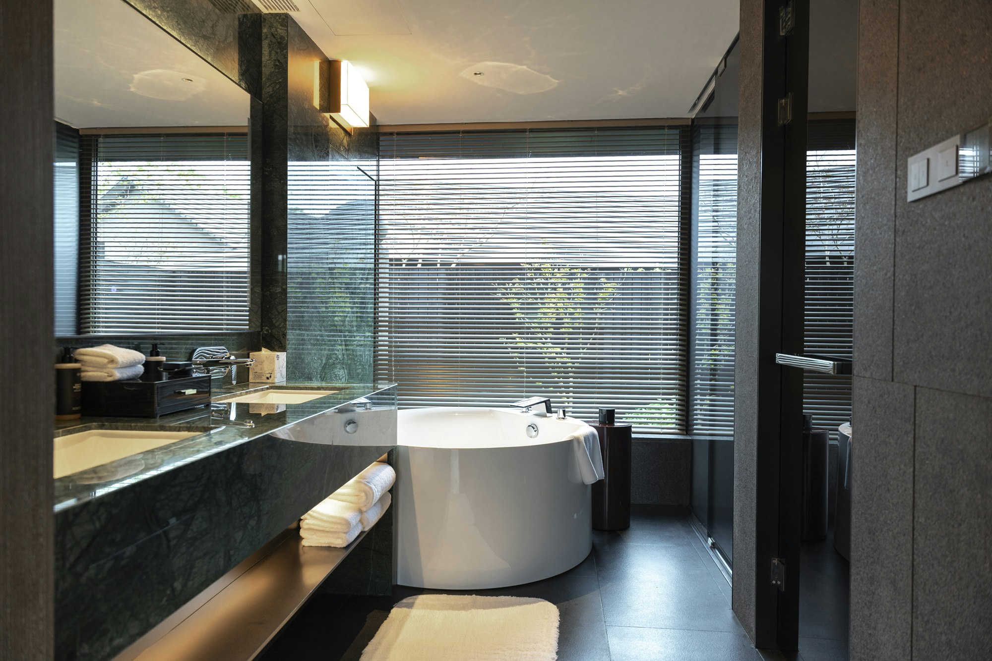 Courtyard Suite - Bathroom