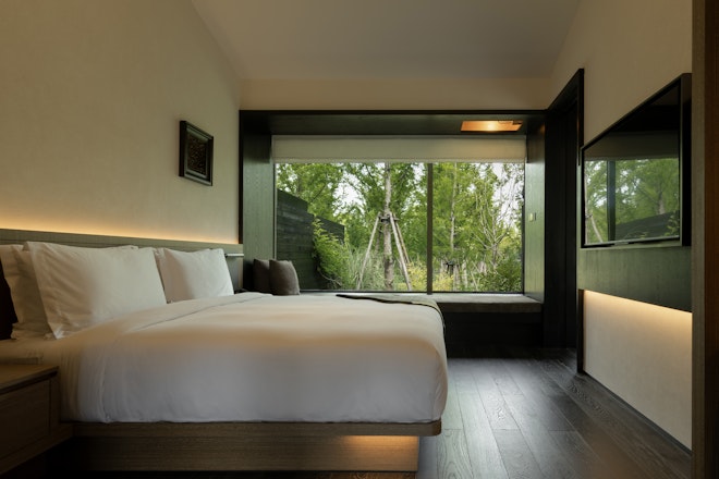 Deluxe Courtyard Suite - Bedroom