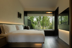 Deluxe Courtyard Suite - Bedroom