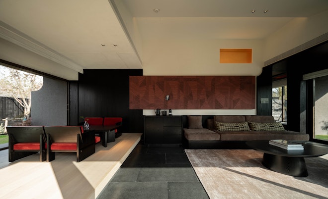 Deluxe Courtyard King - Living Area