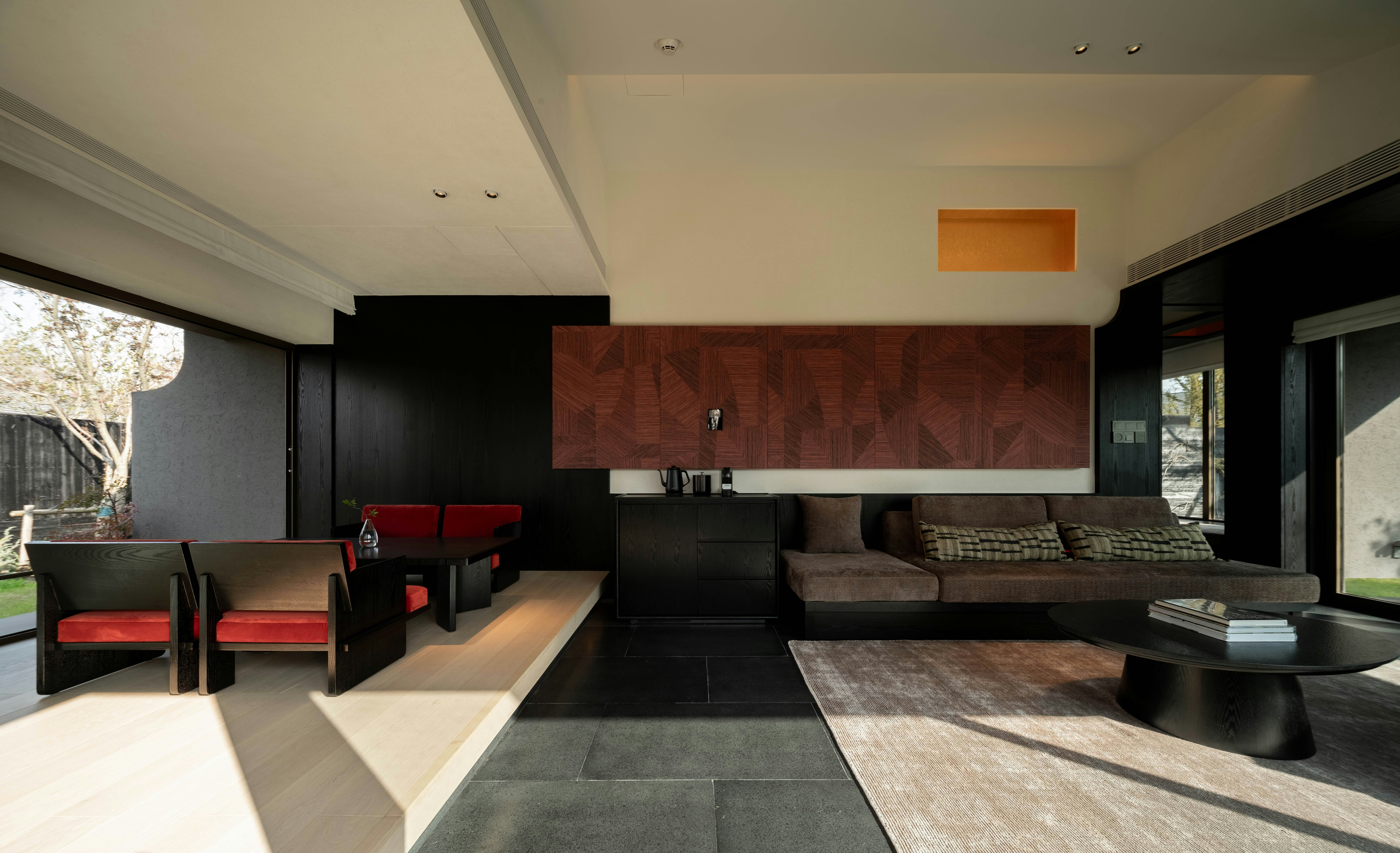 Deluxe Courtyard King - Living Area