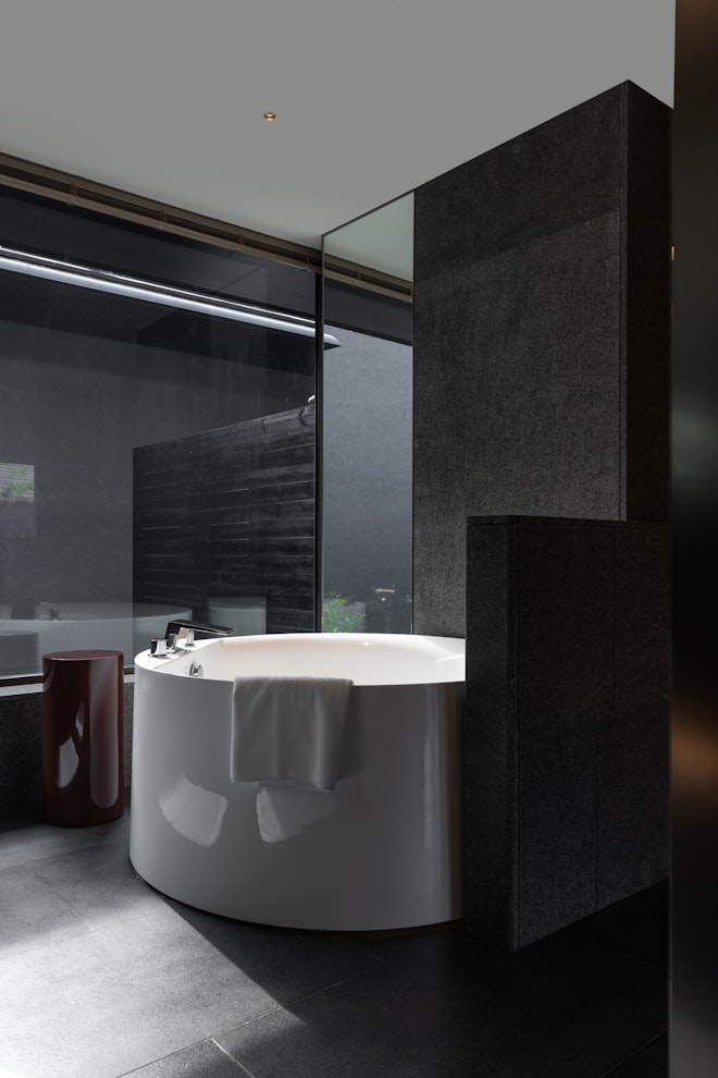 Courtyard King - Bathroom