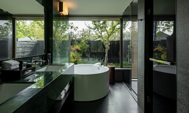 Deluxe Courtyard Suite - Bathroom