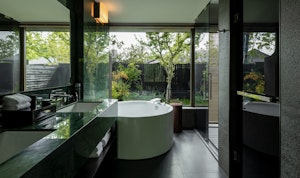 Deluxe Courtyard Suite - Bathroom