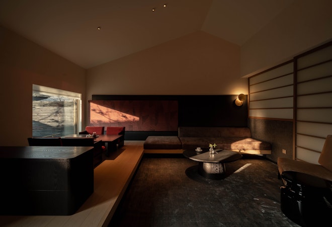 Deluxe Courtyard King - Living Area
