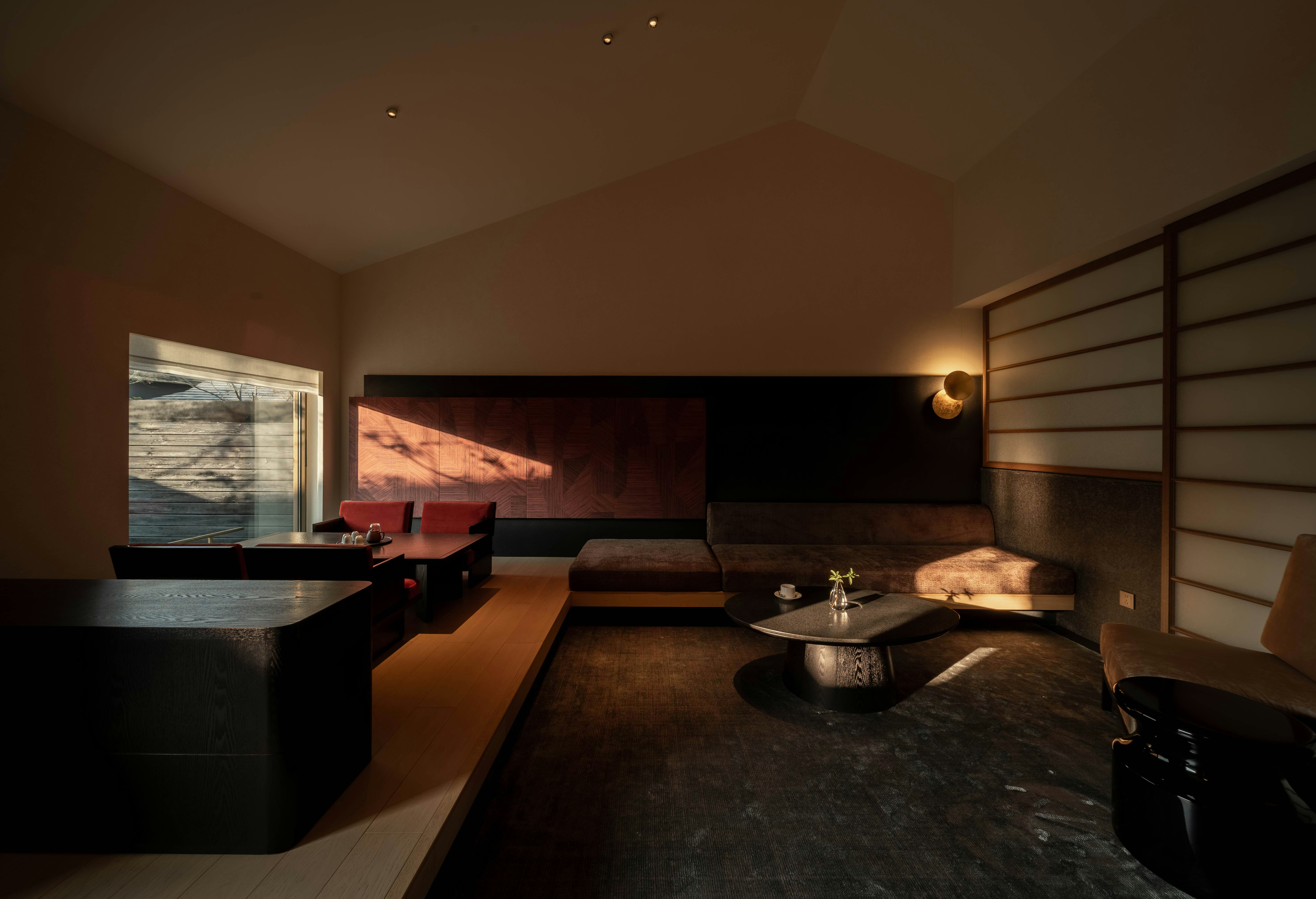 Deluxe Courtyard King - Living Area