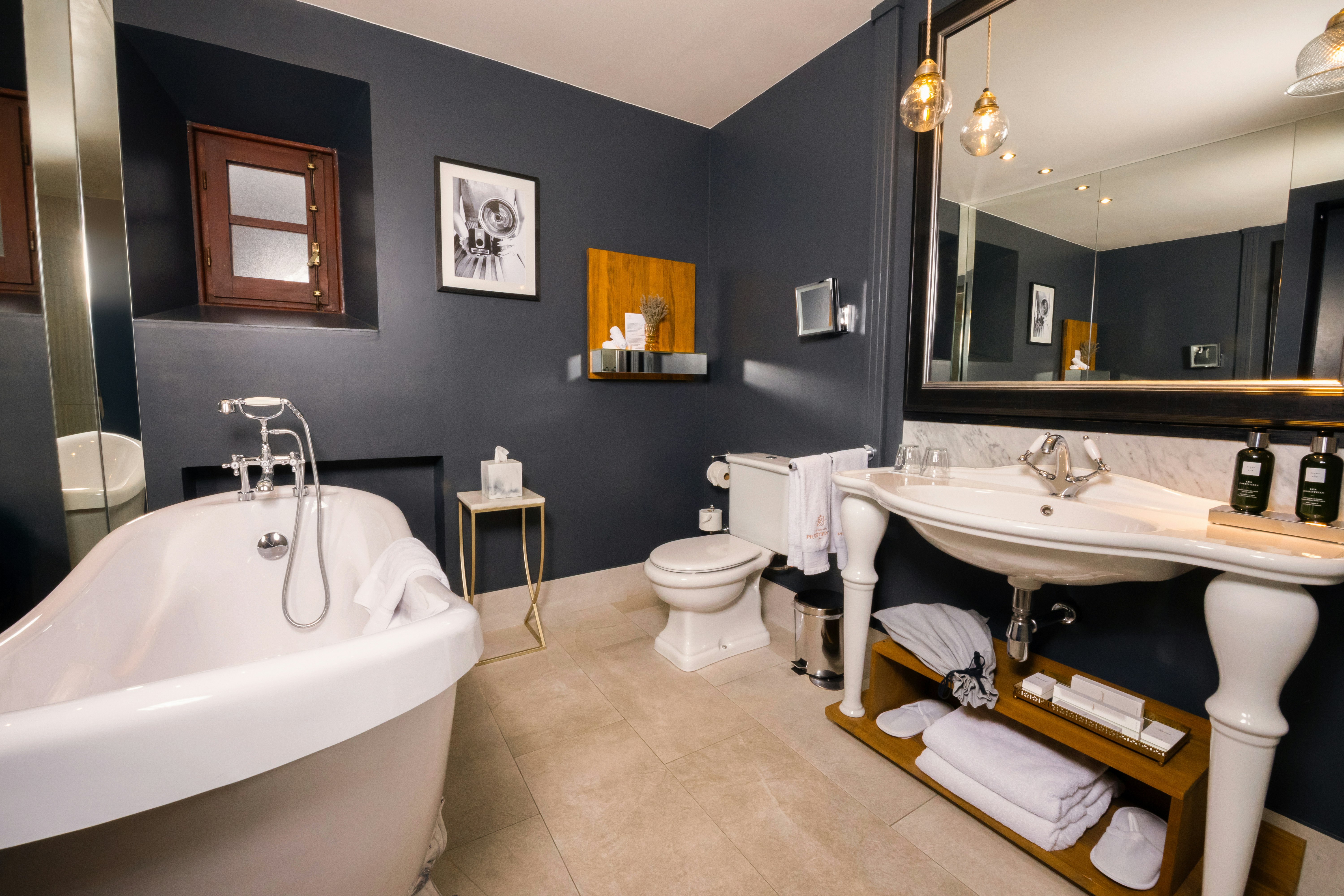 Deluxe Room - Bathroom