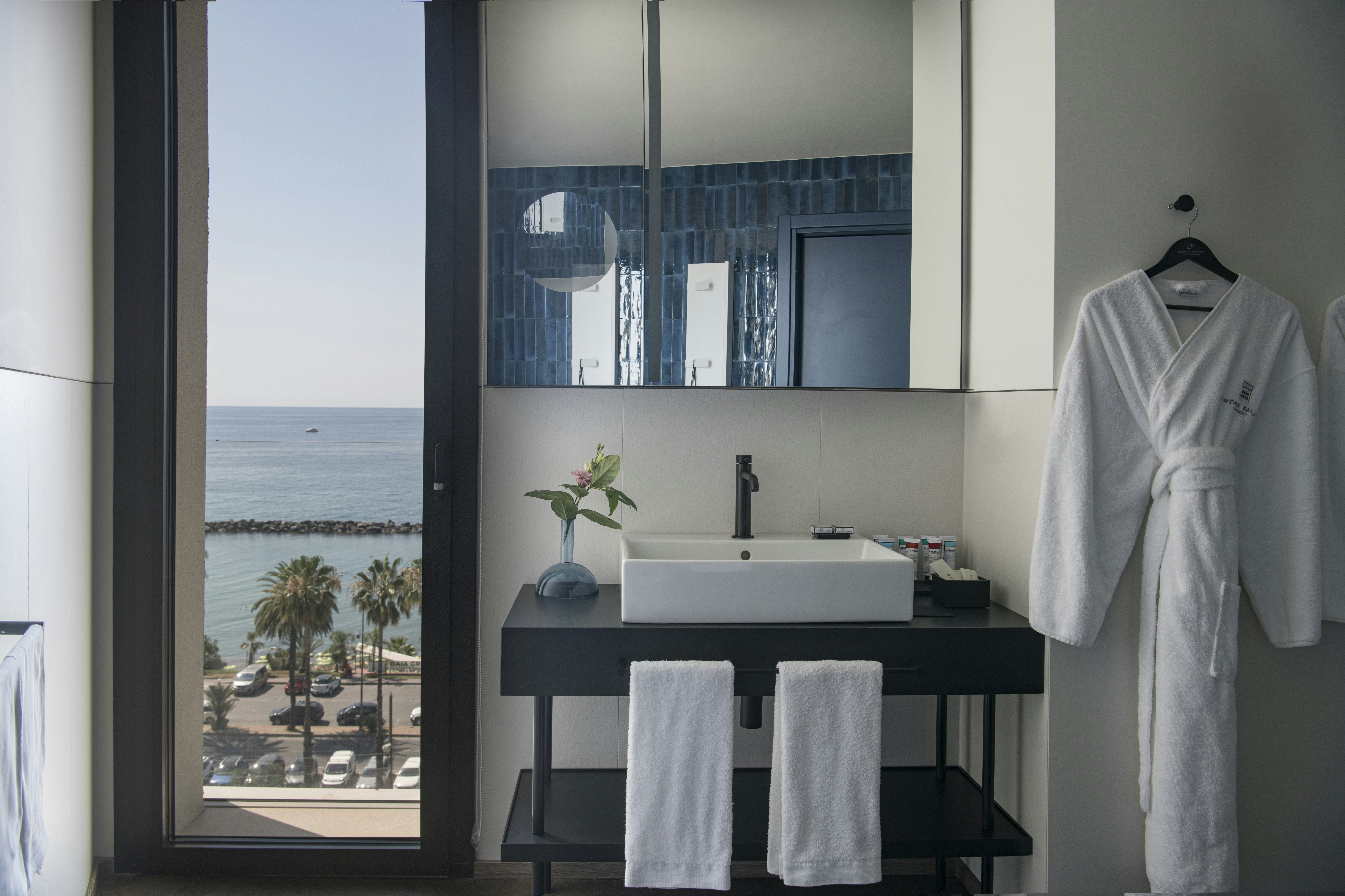 Deluxe Sea View with Balcony - Bathroom