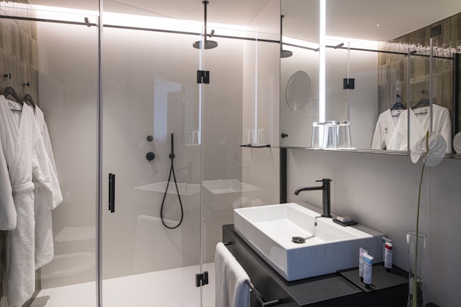 Deluxe Room - Bathroom