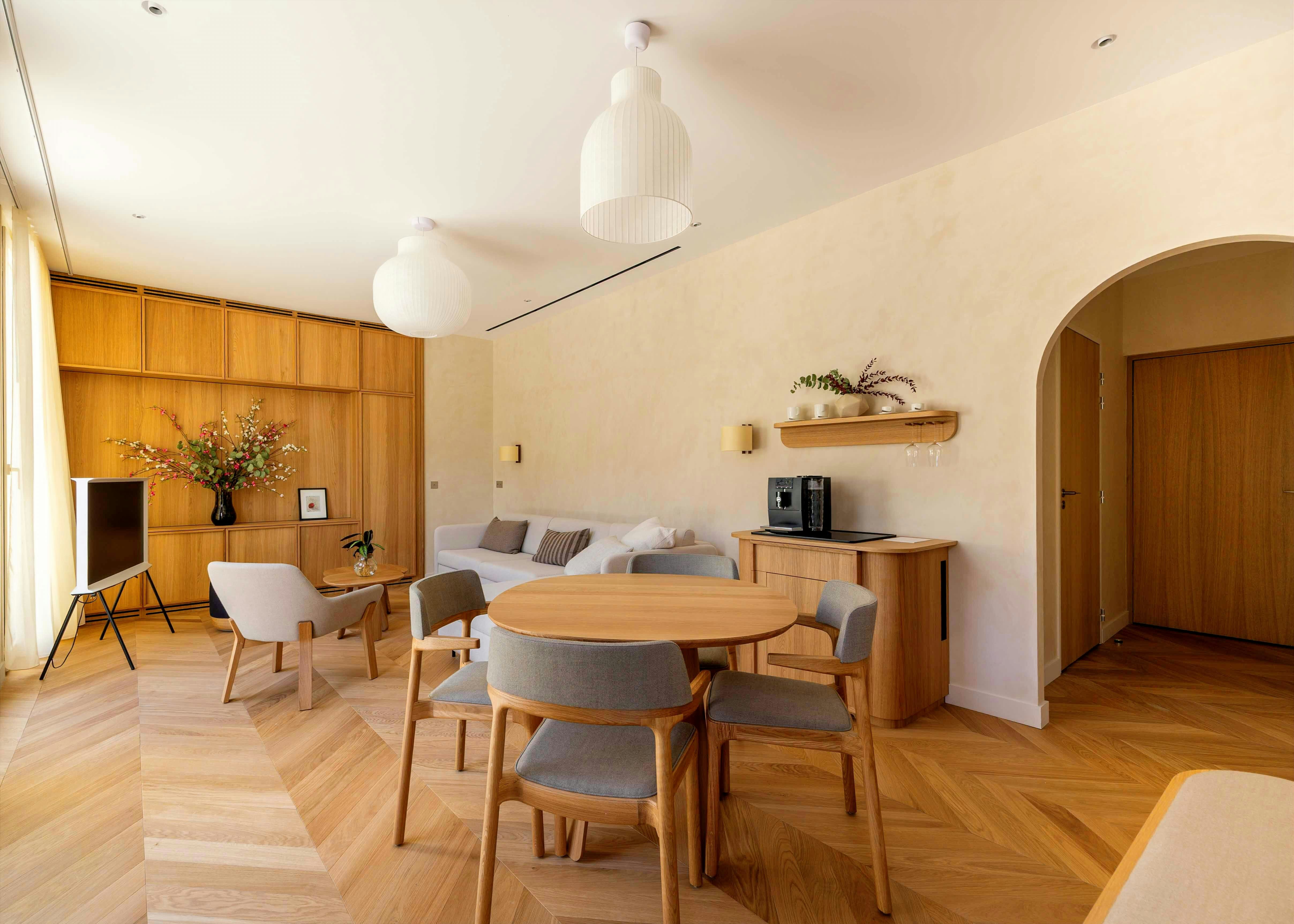 Suite 85 - Living Area