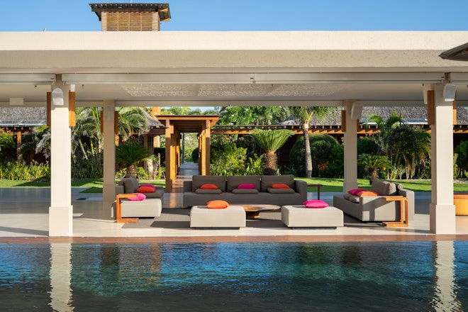 Pool & Lounge