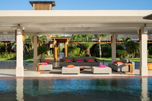 Pool & Lounge