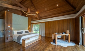 Pool Master Suite - Bedroom