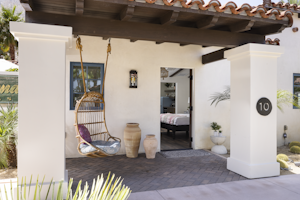 Luxe Villa - Front Patio