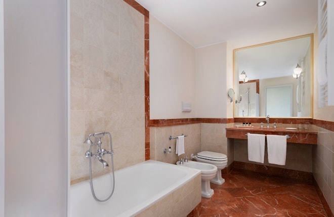 Deluxe - Bathroom