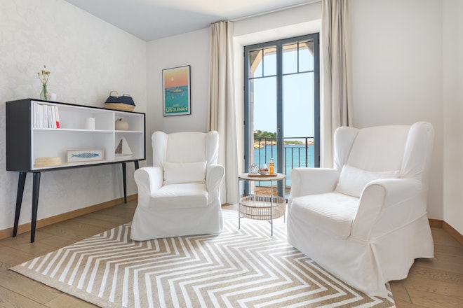Deluxe - Living Area