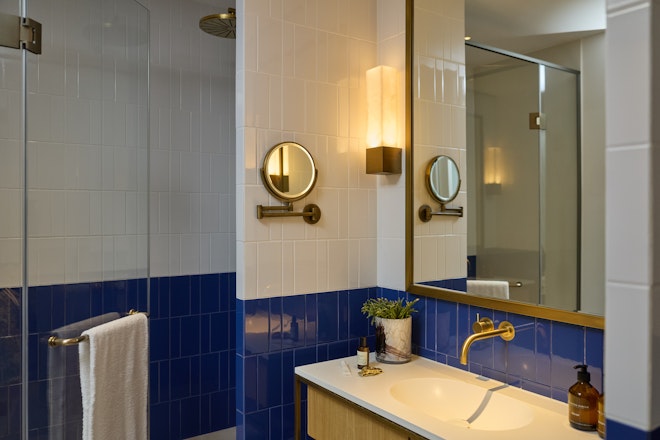 Lakeview Deluxe Studio with Balcony - Bathroom