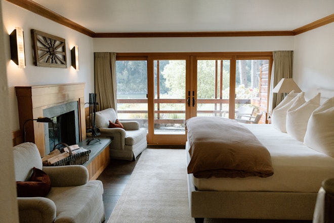 Deluxe King - Bedroom
