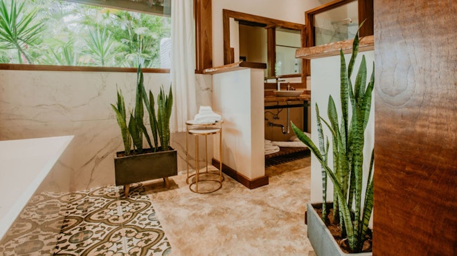 Casa OM Infinity Pool Oceanfront Suite - Bathroom