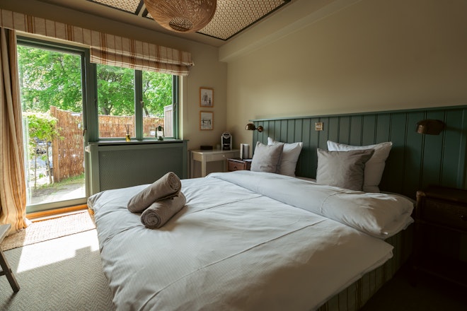 Standard Room Courtyard View - Bedroom