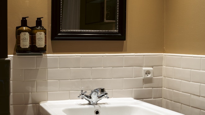 Standard Room Courtyard View - Bathroom