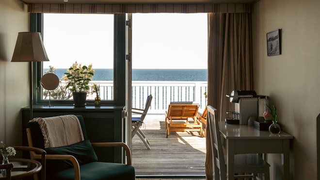 Deluxe with Sea View - Living Area & Deck