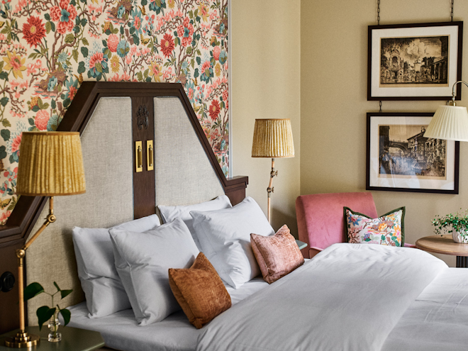 Deluxe - Bedroom