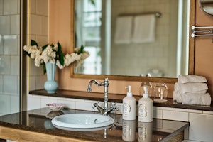 Deluxe - Bathroom