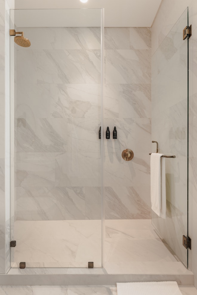 Deluxe King - Bathroom
