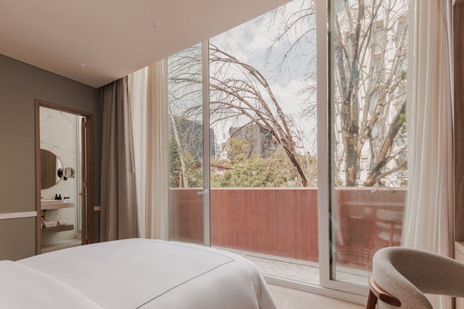 Balcony Urban View Queen - Bedroom