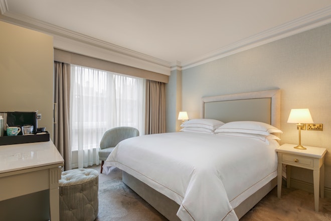 City Queen Room - Bedroom