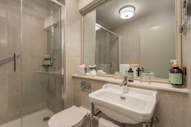 City Queen Room - Bathroom
