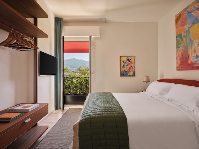 One-Bedroom Suite with Mountain View - Bedroom