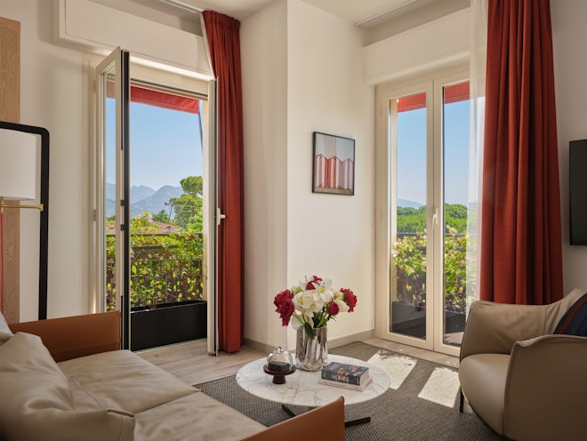One-Bedroom Suite with Mountain View - Living Area